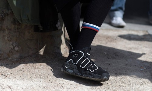 人们选择穿什么球鞋去看巴黎时装周？