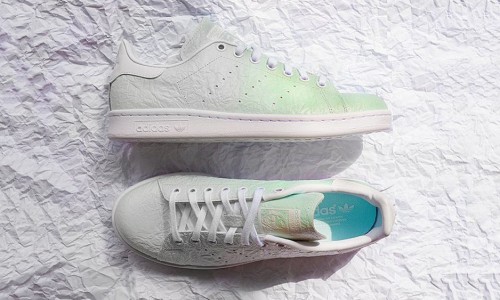 这款 Stan Smith，遇到紫外线会变色？