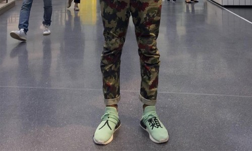 菲董穿着一双绣有 “人類” 的 NMD 来到了 adidas 德国总部