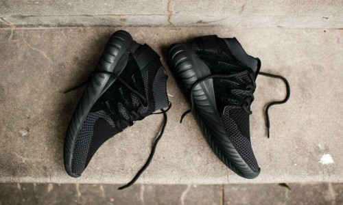 换上全黑 Primeknit 后，这双 adidas Tubular Nova 有点诱人