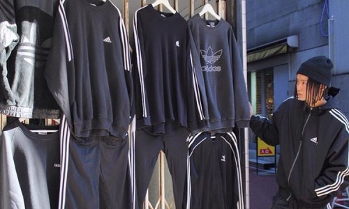 上千块的  PALACE 、 GOSHA 复古风单品，这店只需几分之一