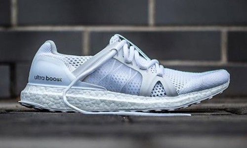 喜爱纯白 Ultra Boost 的男性朋友们，这双鞋只有让你们流口水的份