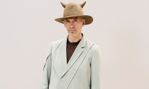 与 UNDERCOVER 合作的帽匠，让你一秒钟变身恶魔