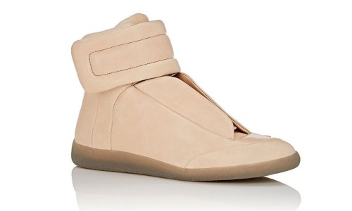 继 Justin Bieber 之后，Maison Margiela 也为 Barneys 推出独占单品