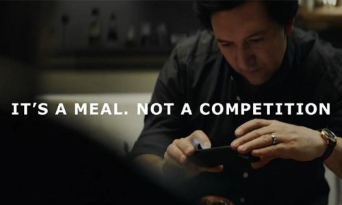 宜家的新广告不拍家具，反倒讽刺了那些吃饭前必须拍照的人群