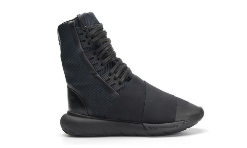 继武士鞋后，Y-3 又推出了一款武士靴 