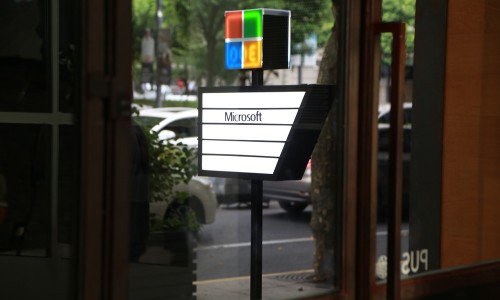 在 DOE 喝咖啡也许用 Microsoft Surface Book 更搭配