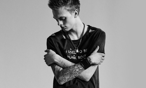 这牌子，有点像周星驰的经典电影《家有喜事》