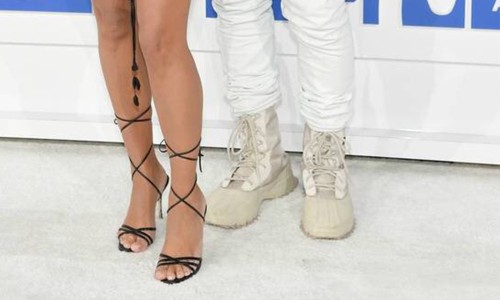 侃爷在 VMA 颁奖典礼上脚新配色 Yeezy 1050