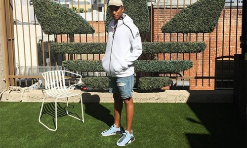 Pharrell Williams 又晒浅蓝色 adidas Originals “HUMAN RACE” NMD 