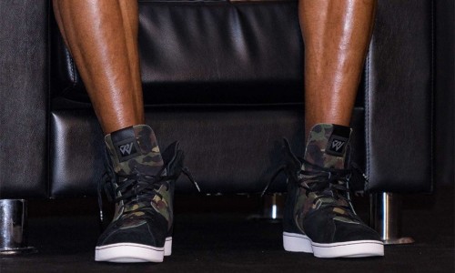 依旧采用了时尚休闲的设计风格，威少上脚全新签名球鞋