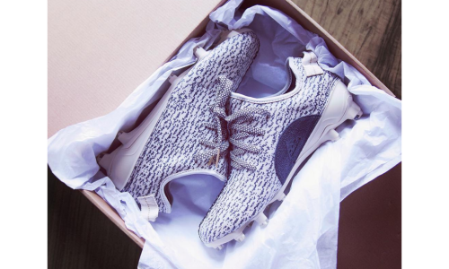 与橄榄球杠上了？继 750 之后再来看看这双 Yeezy Boost 350 的橄榄球版本