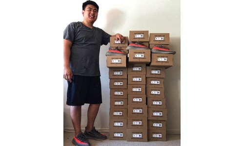 上次提前拿到 300 双 AJ 1 后，这次他又对 YEEZY 出手了