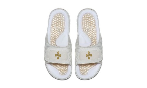 OVO x Air Jordan XII 还将有一双拖鞋一起发售？