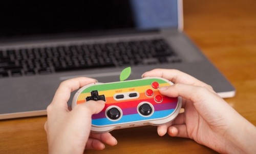 8Bitdo 推出复古版 “Apple” 游戏掌机