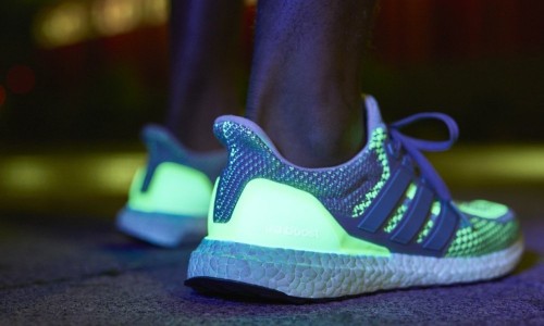 那双 adidas Ultra Boost 的夜光配色现在已经发售了