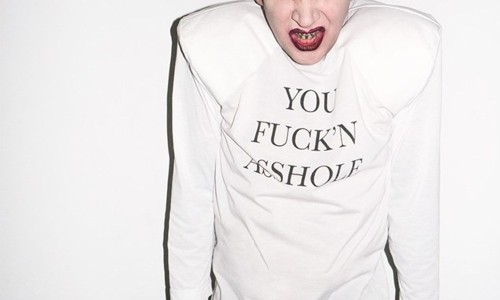 都别争了，他才是穿 Vetements 最帅（guài）的人