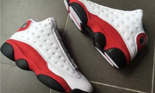 随着 Air Jordan XIII “Chicago” 的复刻，银色元年鞋盒也终于回归了