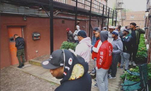 这家鞋店在发售限量鞋款时，通过会员制度来让忠实顾客“走后门”