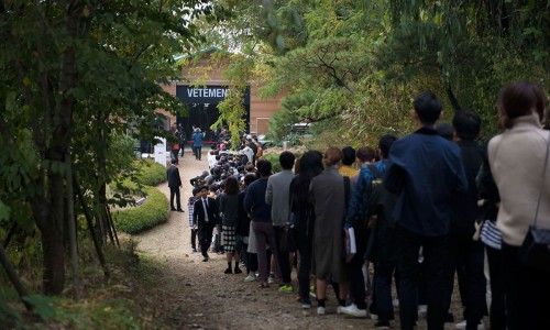 潮人，都在郊外的“农家乐”里买 Vetements