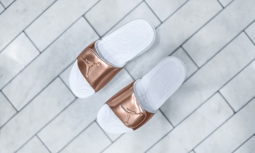 你可能需要一双玫瑰金 AJ 拖鞋，来搭配你手里的玫瑰金 iPhone