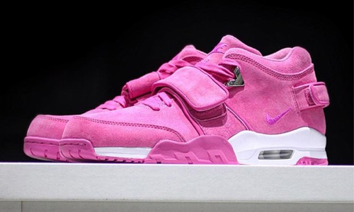 这双 “预防乳腺癌” 版本的 Air Trainer Cruz，全球只限量 50 双