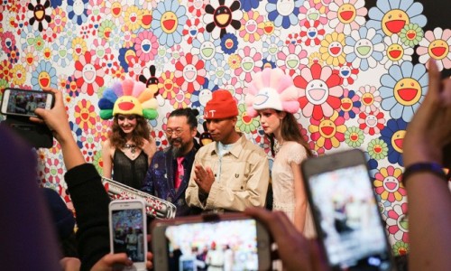 Pharrell Williams 亲临植村秀 x 村上隆化妆品系列发布会