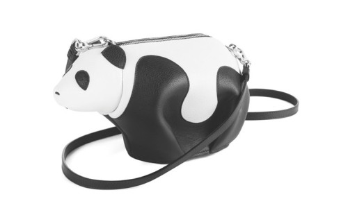 LOEWE 皮革熊猫包款登场