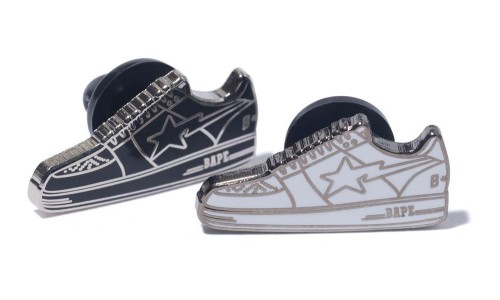 BAPE® x PINTRILL 联手打造两款 BAPESTA 钉章