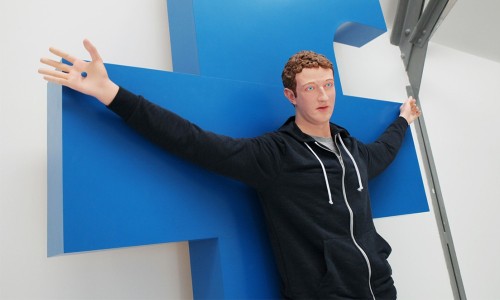 这个柏林的艺术家想靠这个雕像，获得扎克伯格的财富，或...侃爷的一个吻