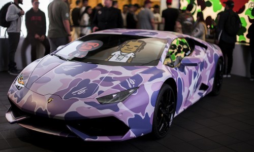 愿意把自己的爱车借出来，这个人看上去真的很爱 BAPE®