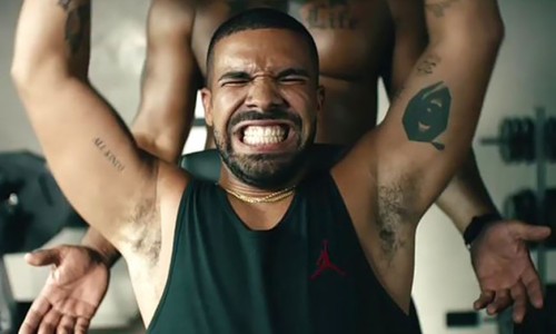 还记得泰勒拍摄的 Apple Music 广告吗？这次，换成 Drake 摔了个人仰马翻