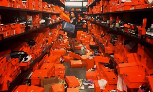 “黑五” 过后的 Nike 折扣店，有一种丧尸入侵的感觉