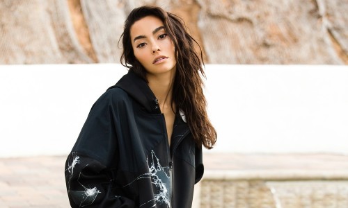 这国产品牌你可能还不认识，但 Adrianne Ho 已经穿上了