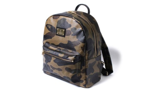 A BATHING APE® 这款 1ST CAMO 背包将奢华和街头结合到了一起