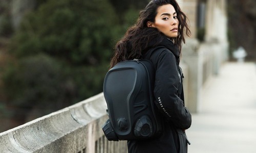 Adrianne Ho 驾驭的 “防毒面具” 背包已经开始发售