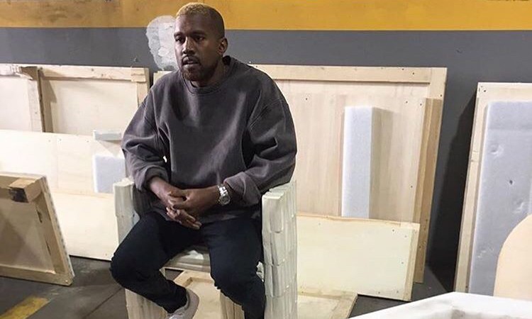 亮眼 “金发” 造型，Kanye West 出院后首次公开亮相