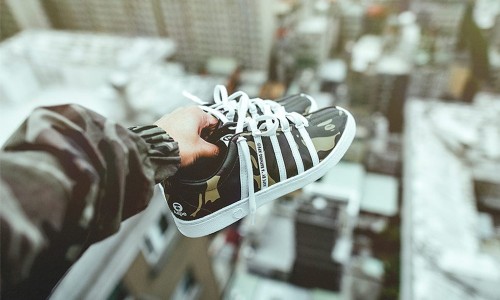AAPE 最近也没闲着，它竟然和 K-Swiss 合作了一双鞋