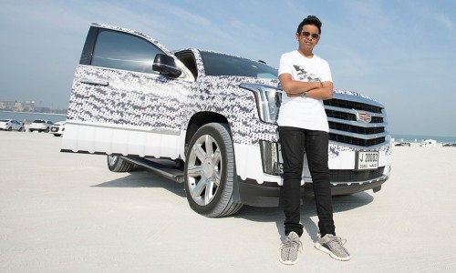 350 算什么，这个孩子甚至还有一辆 Yeezy 涂装的凯迪拉克