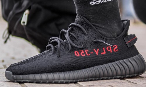 350 真正的直系亲属，全黑、红字的新版 Yeezy 350 V2 近照曝光