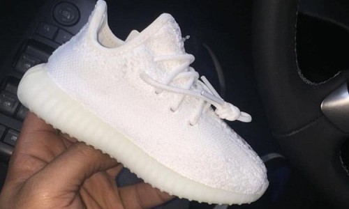 除了 Yeezy Boost 350 V2 的纯白成人款外，童鞋的实物图也有了