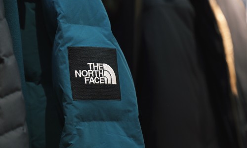 所以 THE NORTH FACE UE 和紫标、 Supreme 联名相比，谁更酷 ？