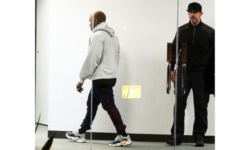 迈入后 YEEZY 时代？侃爷首次上脚 YEEZY Runner 亮相