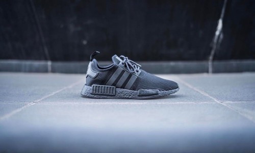 除了 “Color Boost”，这双 NMD 还采用了灯芯绒制作鞋身