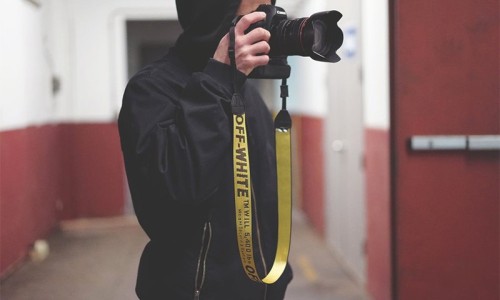 是时候为自己的相机配上这条 OFF-WHITE 的 “相机带” 了