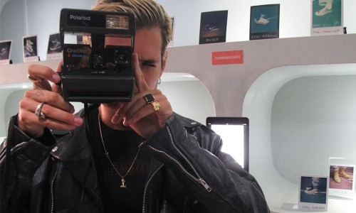 靠着球鞋和一部拍立得，这个年轻人成了艺术家