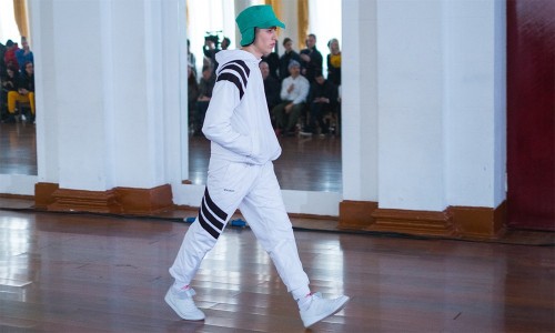 还有比 Gosha x adidas 这场秀“更能扯”的吗...