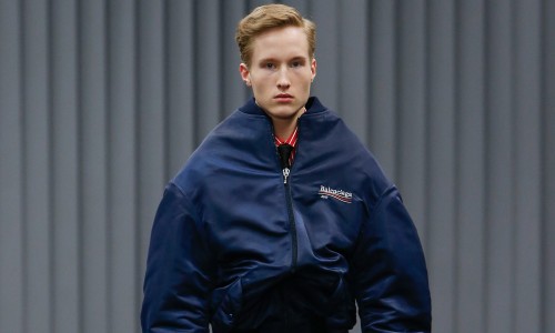 在 Vetements 设计师的助攻下，巴黎世家这次又玩了什么？