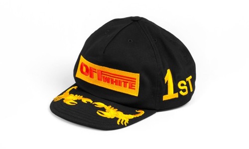 这次 OFF-WHITE 做帽子的灵感来自于赛车