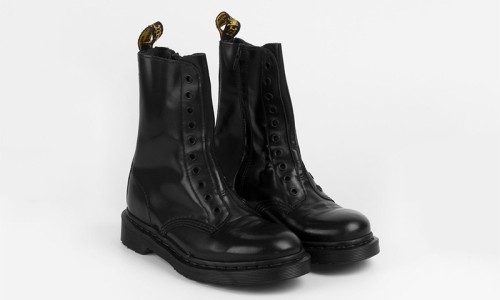 Vetements 联手 Dr. Martens 打造联乘靴款